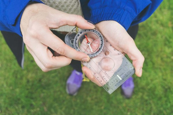 Comment explorer les grottes de glace du Vatnajökull en Islande : préparations et équipements nécessaires ?